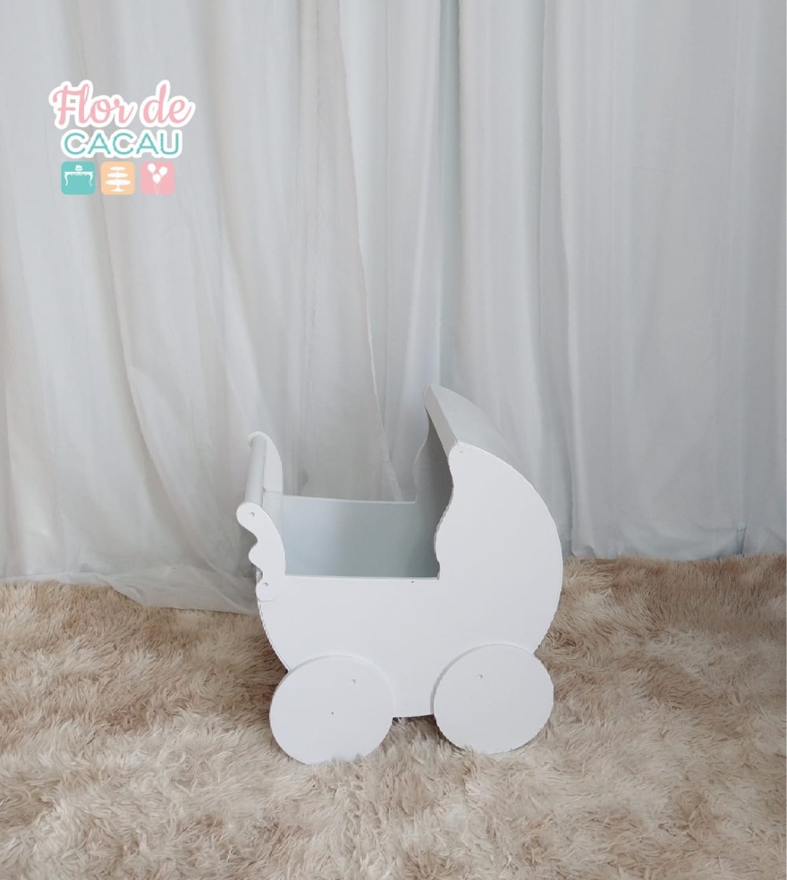 Carrinho de Bebê de Mdf - Locadora Flor de Cacau