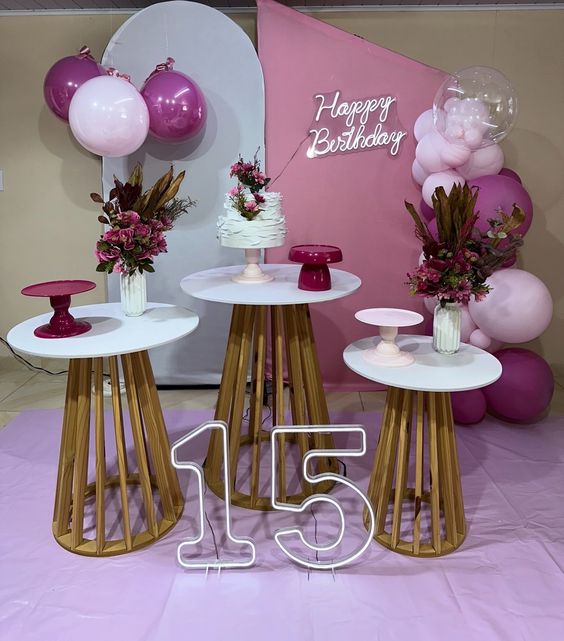Kit Adulto Rosa & Branco 2 - DECOR FESTAS PEGUE MONTE & BALÕES