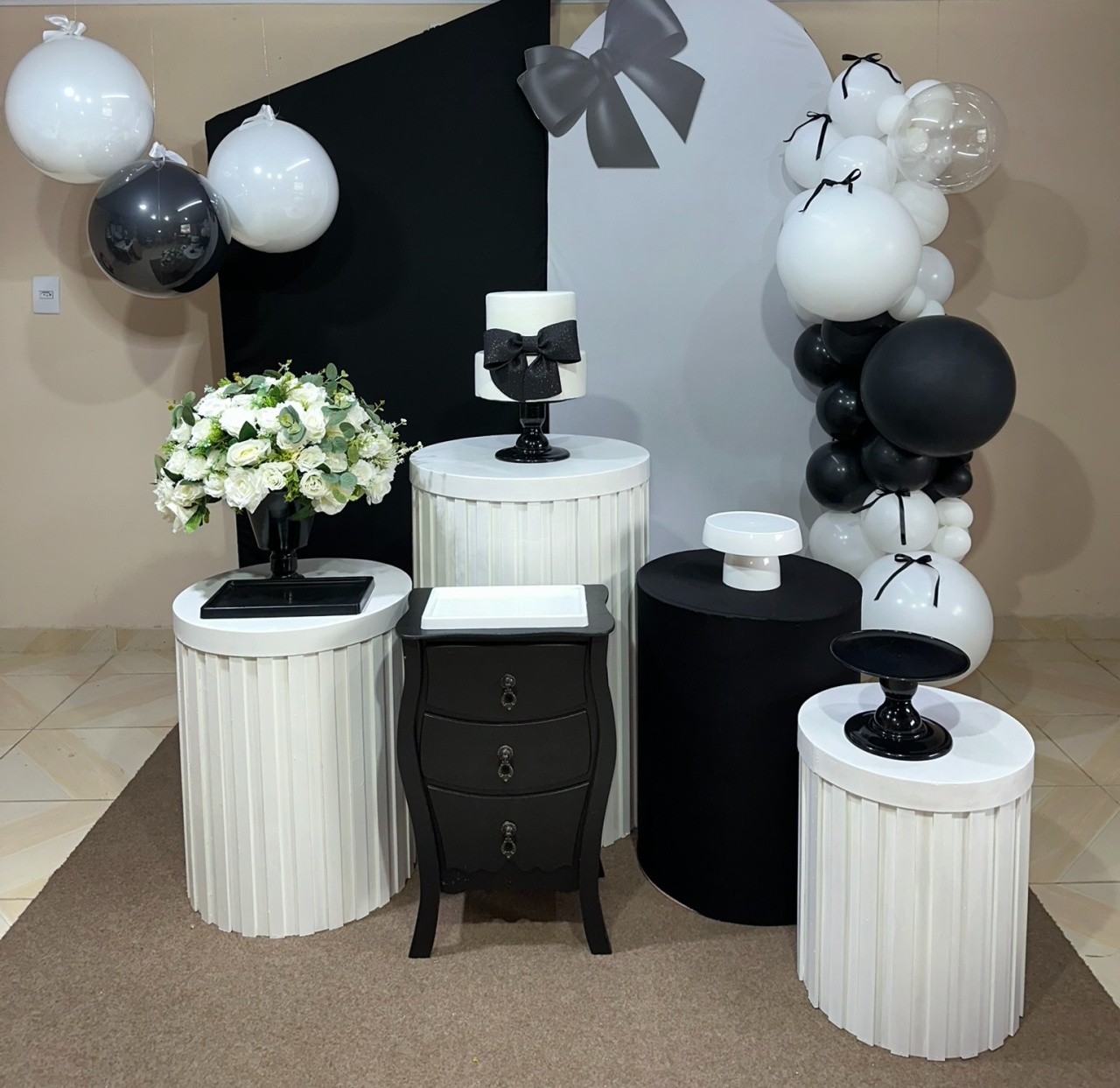 Kit Preto & Branco Laço 2 - DECOR FESTAS PEGUE MONTE & BALÕES