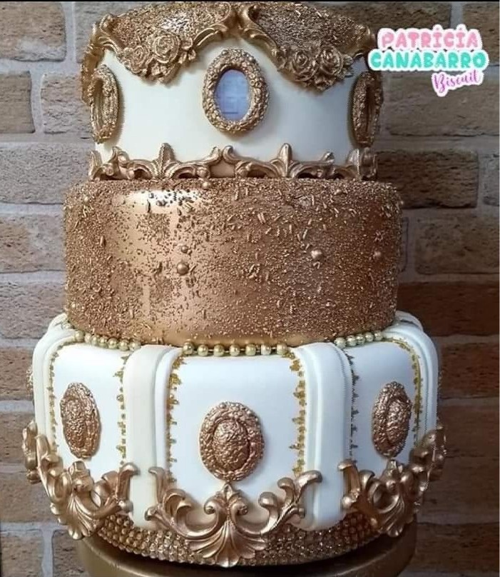 Bolo Fake Dourado  Em Biscuit  - jessica jardin dos Reis