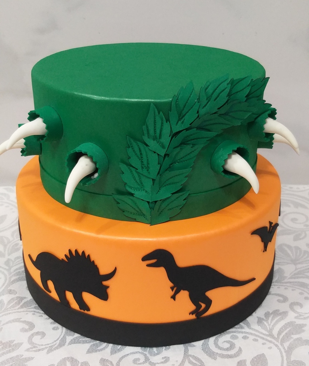 Bolo Fake Dinossauro - jessica jardin dos Reis
