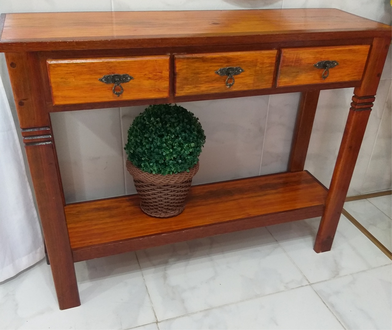 Mesa Aparador Vernizado  - jessica jardin dos Reis