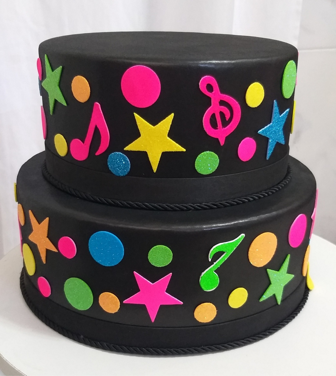 Bolo Fake Neon  - jessica jardin dos Reis