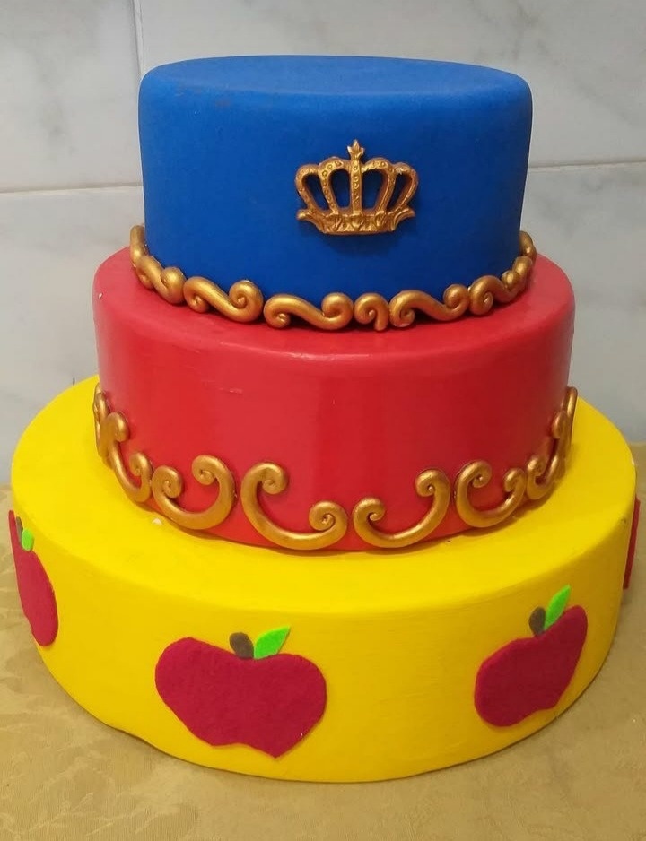 Bolo Fake Branca de Neve  - jessica jardin dos Reis