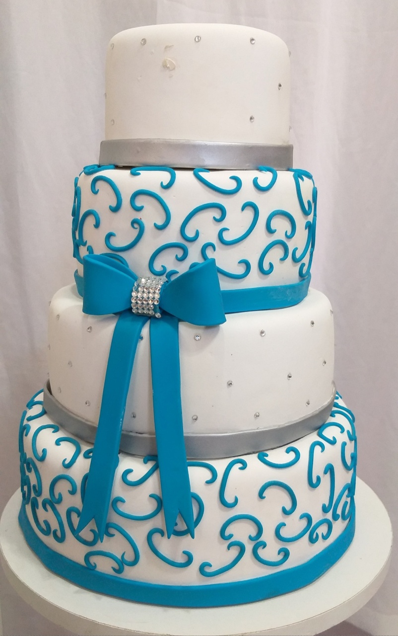 Bolo Fake Azul Com Branco - jessica jardin dos Reis