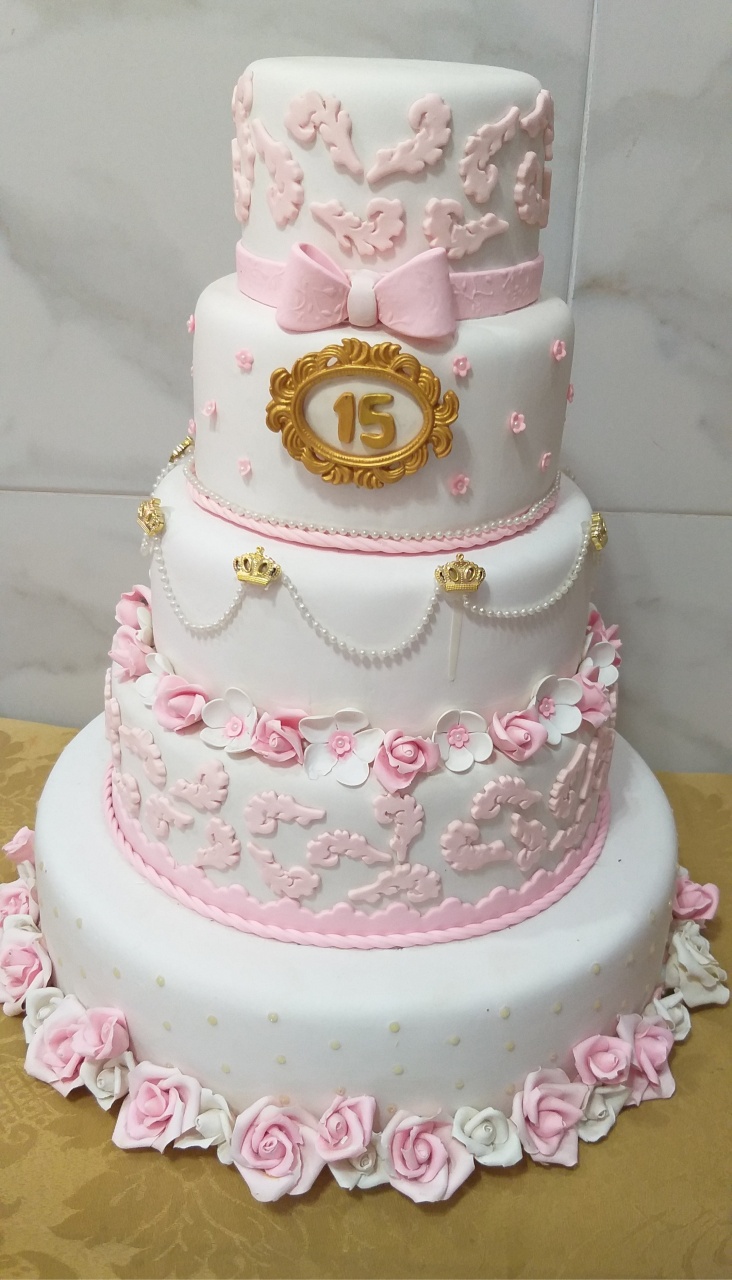 Bolo Fake 15 Anos - jessica jardin dos Reis