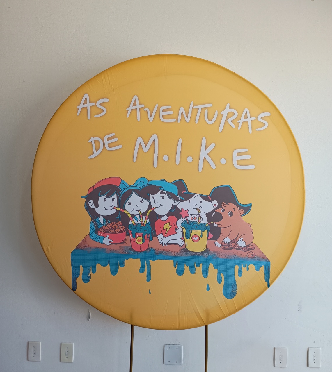 As Aventuras de Mike Capa Veste Fácil Painel Redondo - Mary Decor Festas & Locações