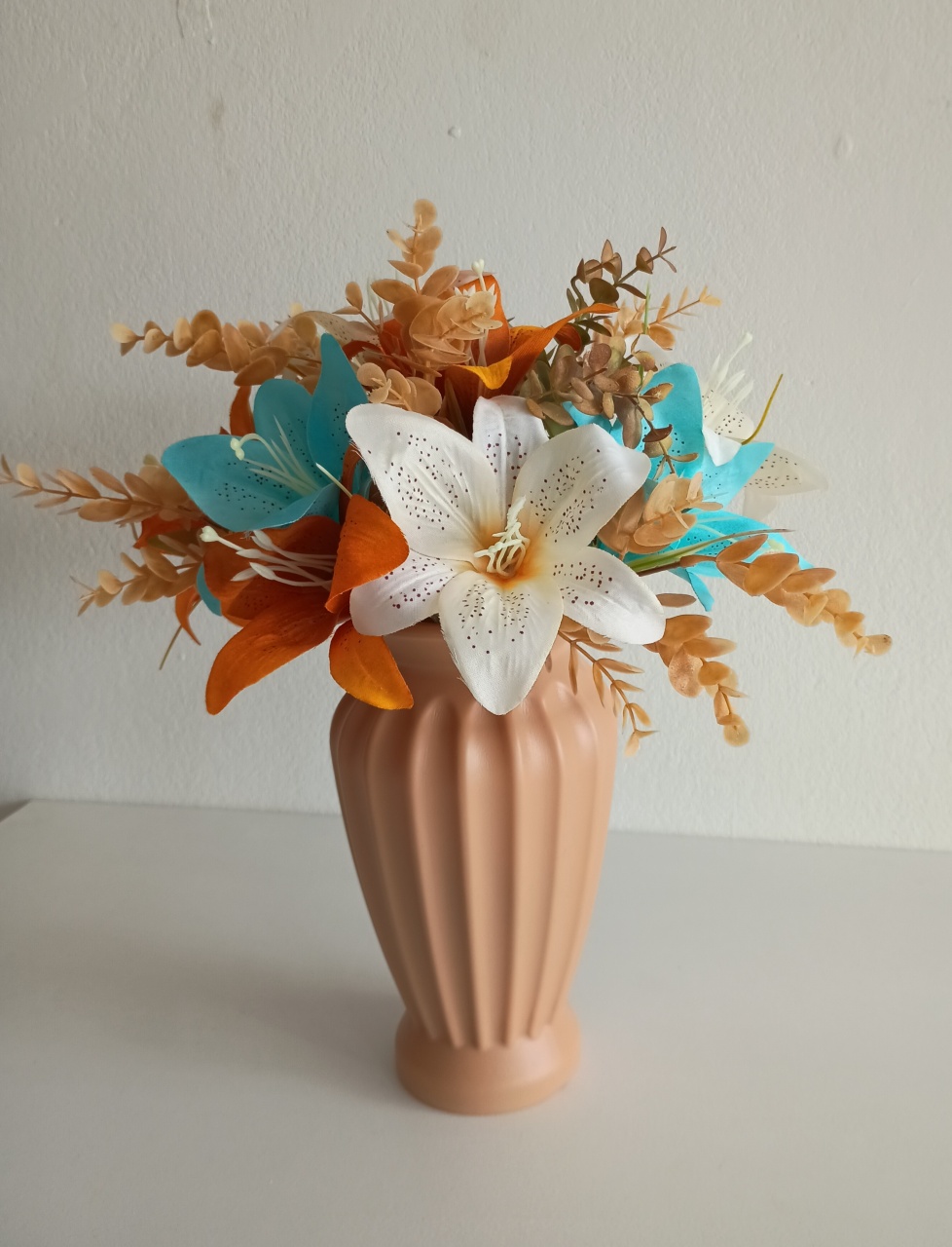 Arranjo Com Vaso  Plastico  Médio ( Terra Cota E Nude E Azul )  - Mary Decor Festas & Locações