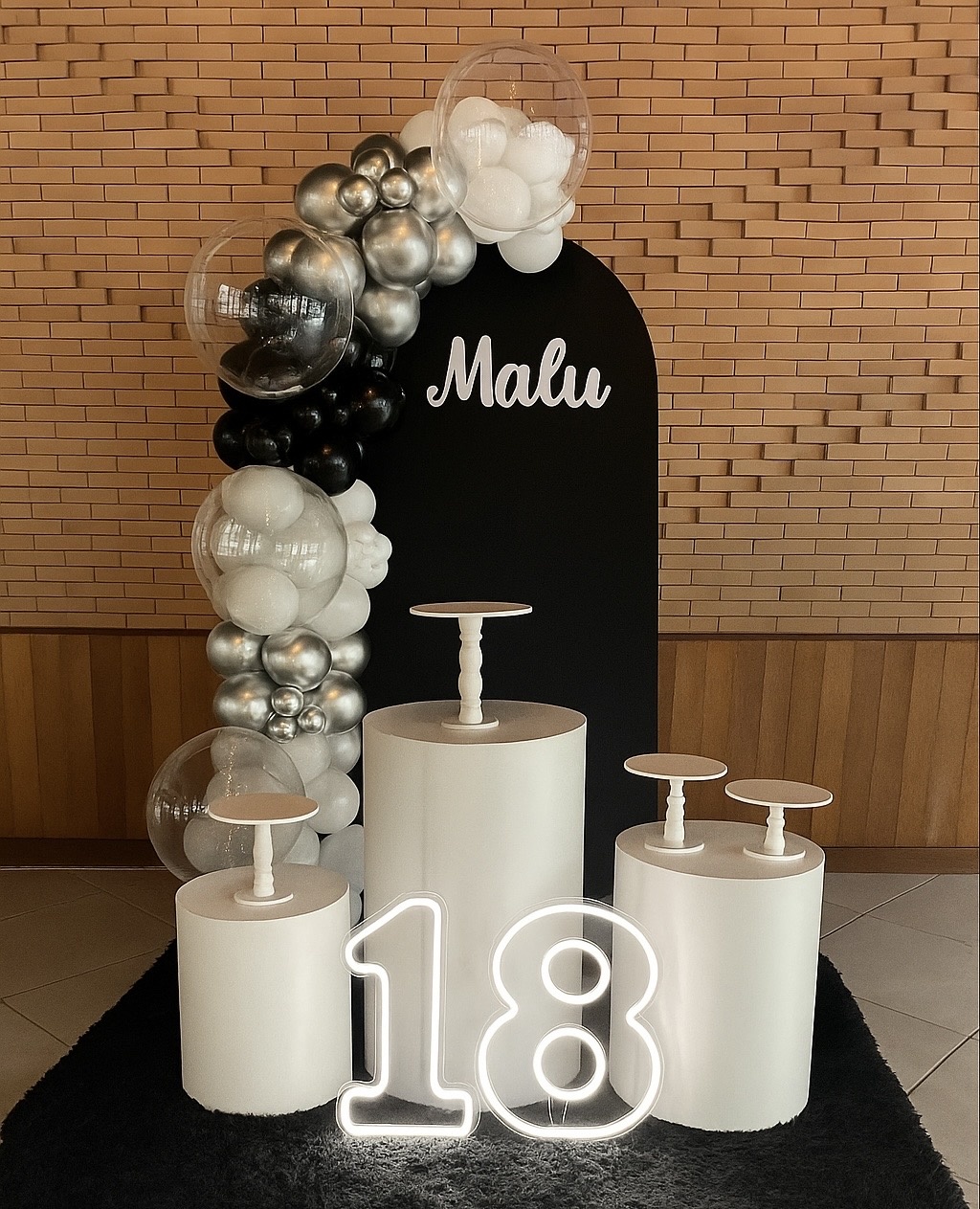 Kit 18 Anos Preto E Branco Com Balões E Led - Maria Luiza Cardoso Barbosa