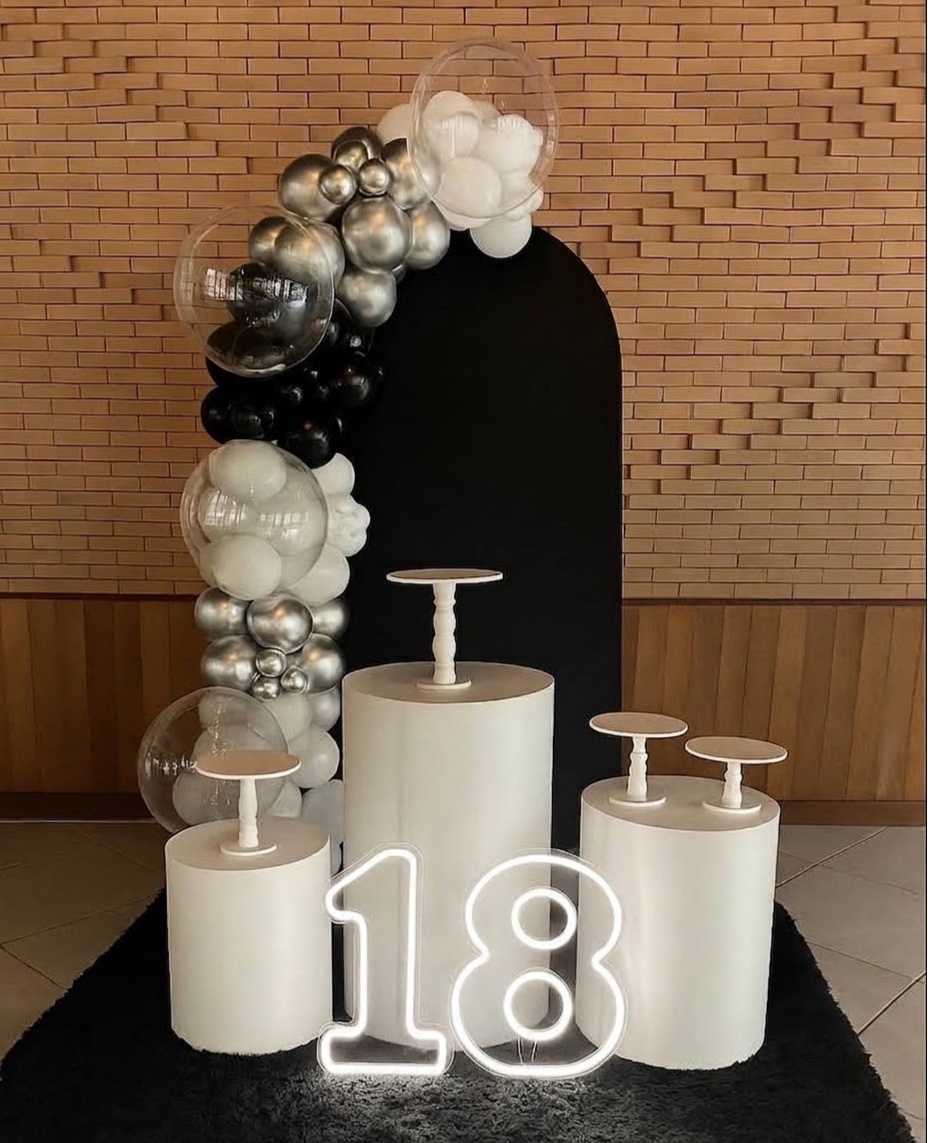 Kit 18 Anos Preto E Branco Com Balões E Led - Maria Luiza Cardoso Barbosa