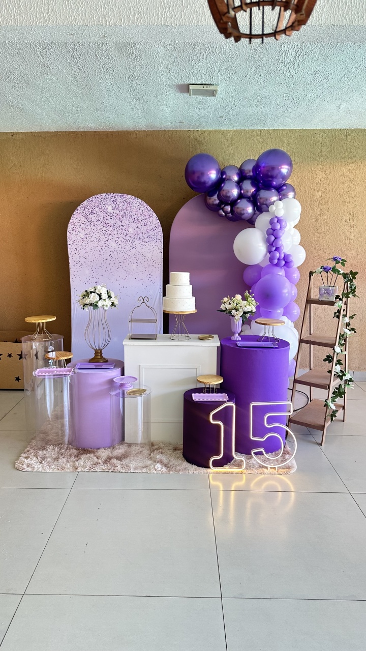 Kit 15 Anos Lilás Com Led, Balões E Bolo Fake - Maria Luiza Cardoso Barbosa