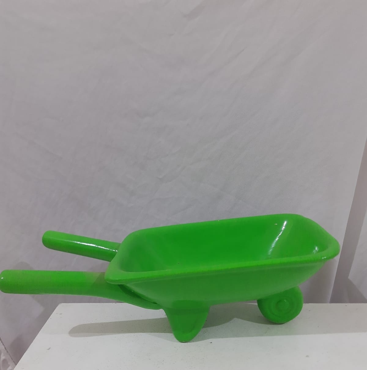 Acessório Carrinho de Mão Verde Cerâmica  - Michelle Almeida Festas 