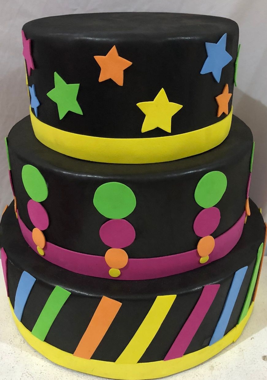 Bolo Fake Neon  - Michelle Almeida Festas 