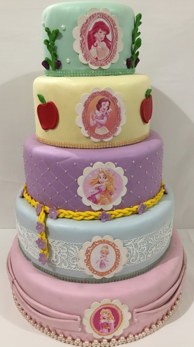 Bolo Fake Princesas  - Michelle Almeida Festas 