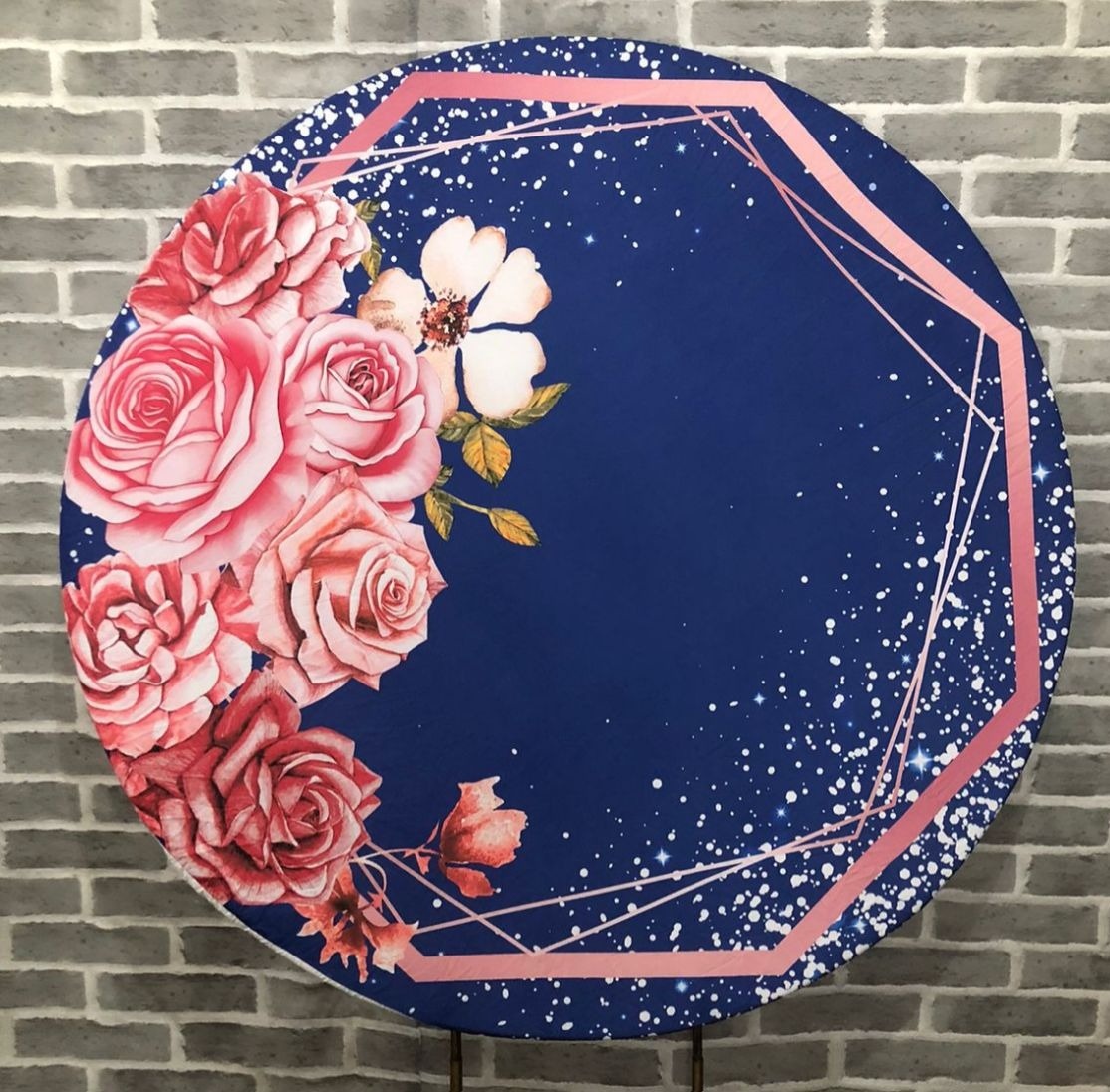 Painel Redondo Azul Com Flores Rosa Tecido  - Michelle Almeida Festas 