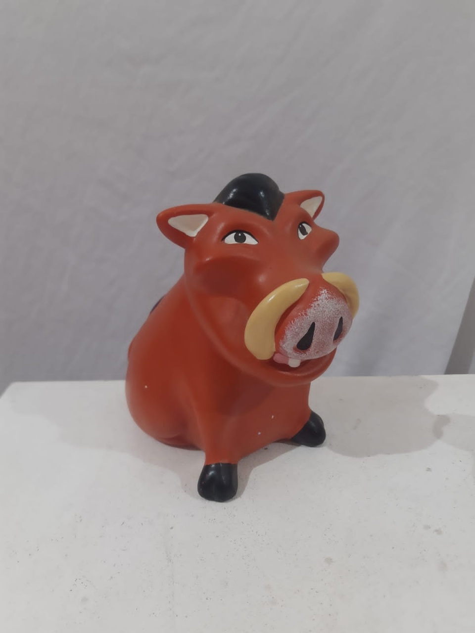 Acessório Pumba Rei Leão Cerâmica  - Michelle Almeida Festas 