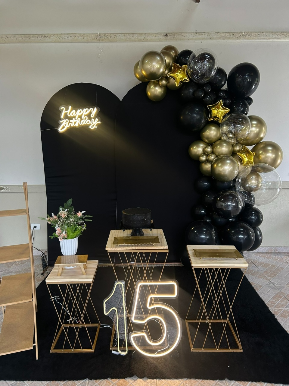 15 Anos Preto E Dourado Pegue E Monte - Sonho de Festa