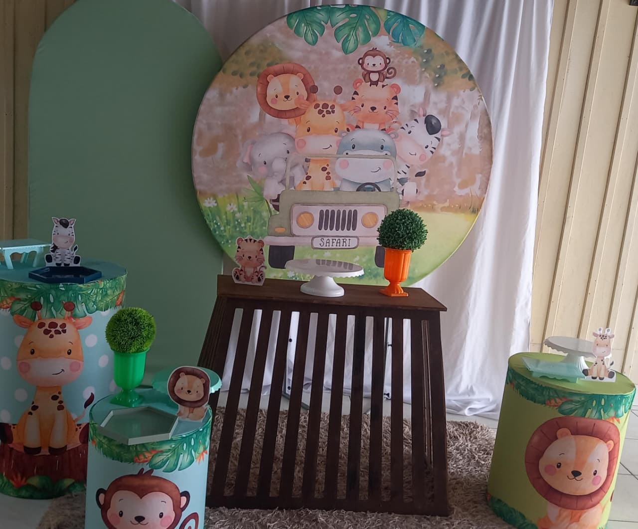 Safari Baby Com Mesa E Painel Romano - Eliana Pegue e Monte