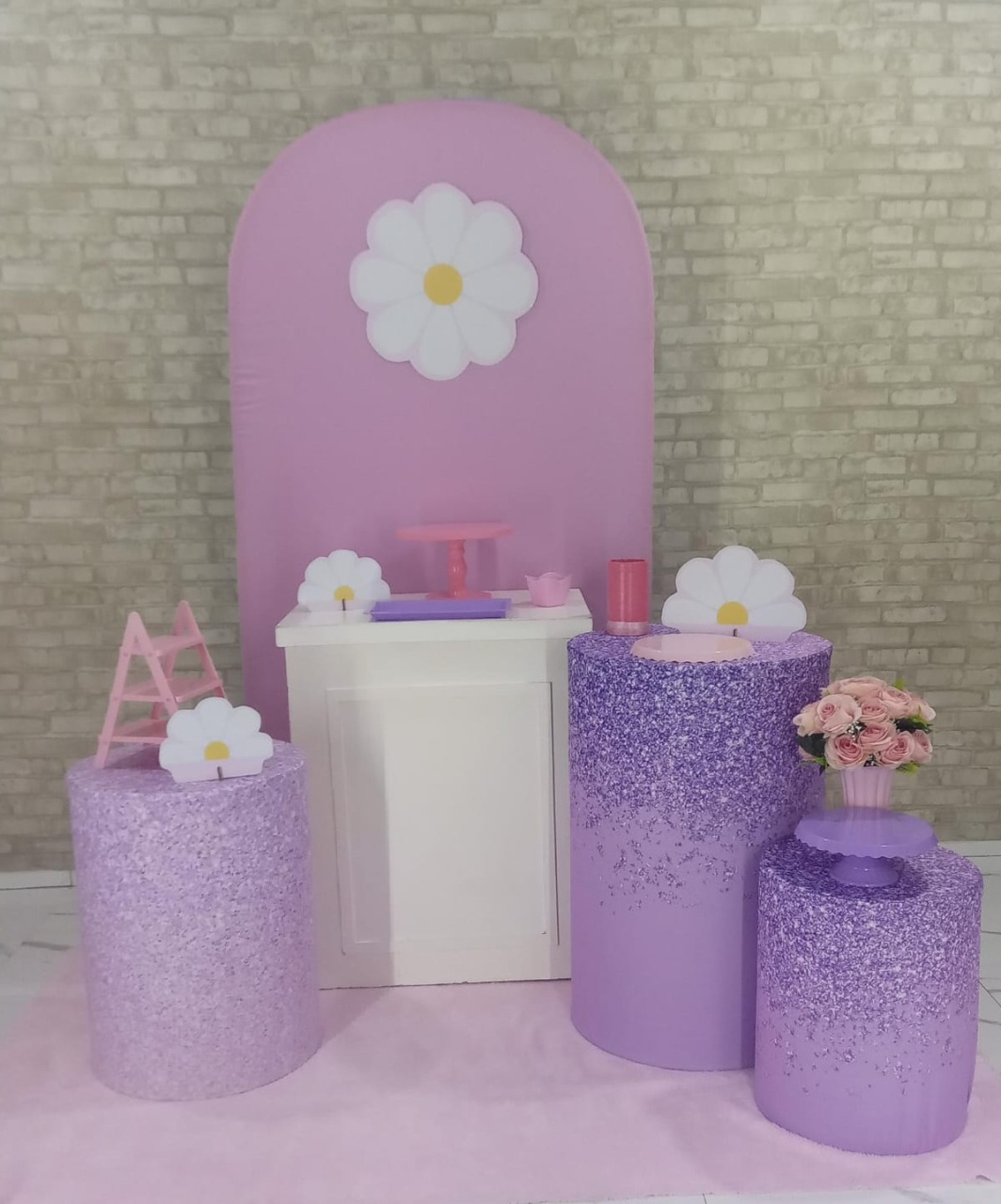 Alugue Tema Para Decoração de Festa Margaridas Lilás (Modelo 2) - Majas Pegue e Monte