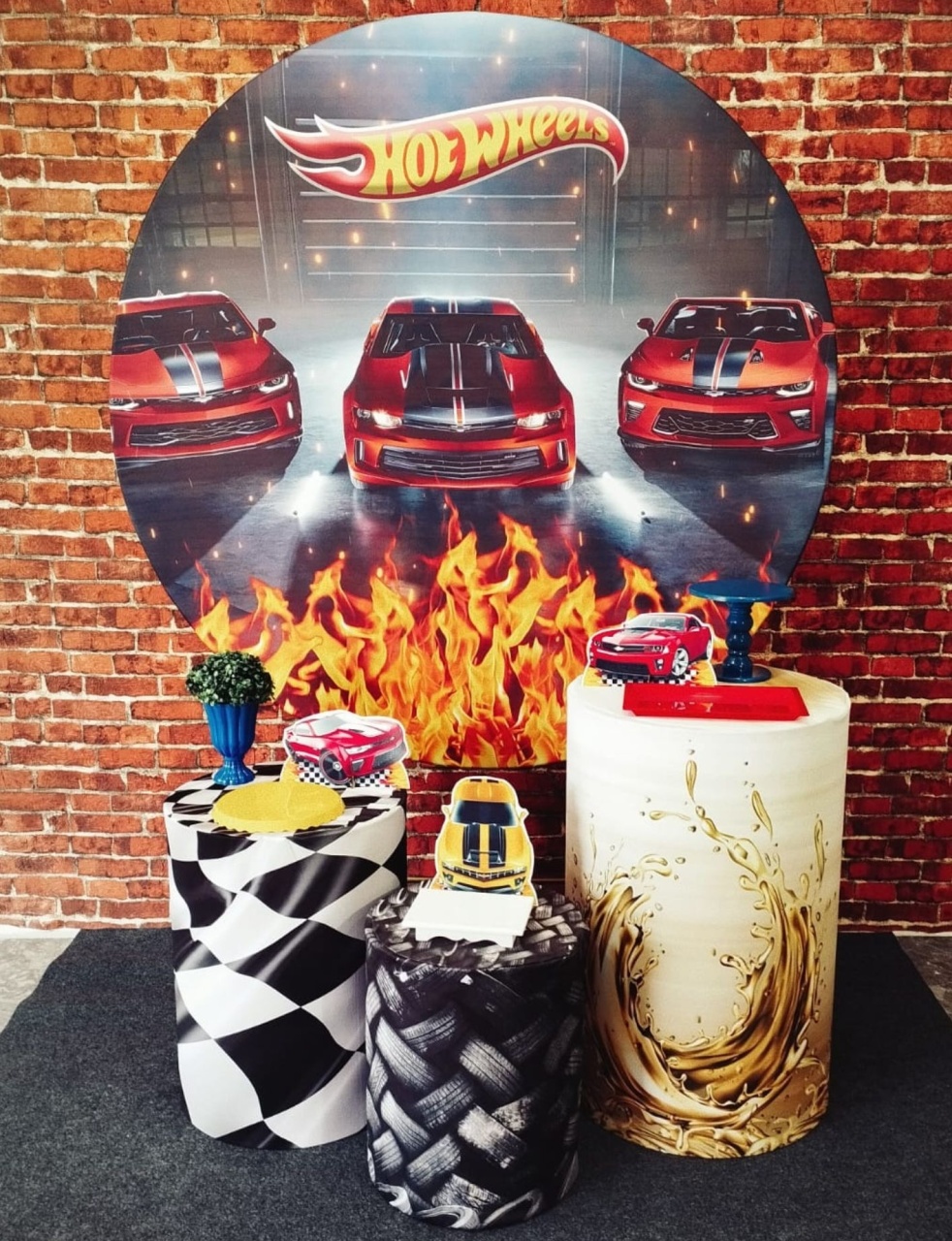 Alugar Tema Para Decoração de Festa Hot Wheels (Modelo 1) - Majas Pegue e Monte