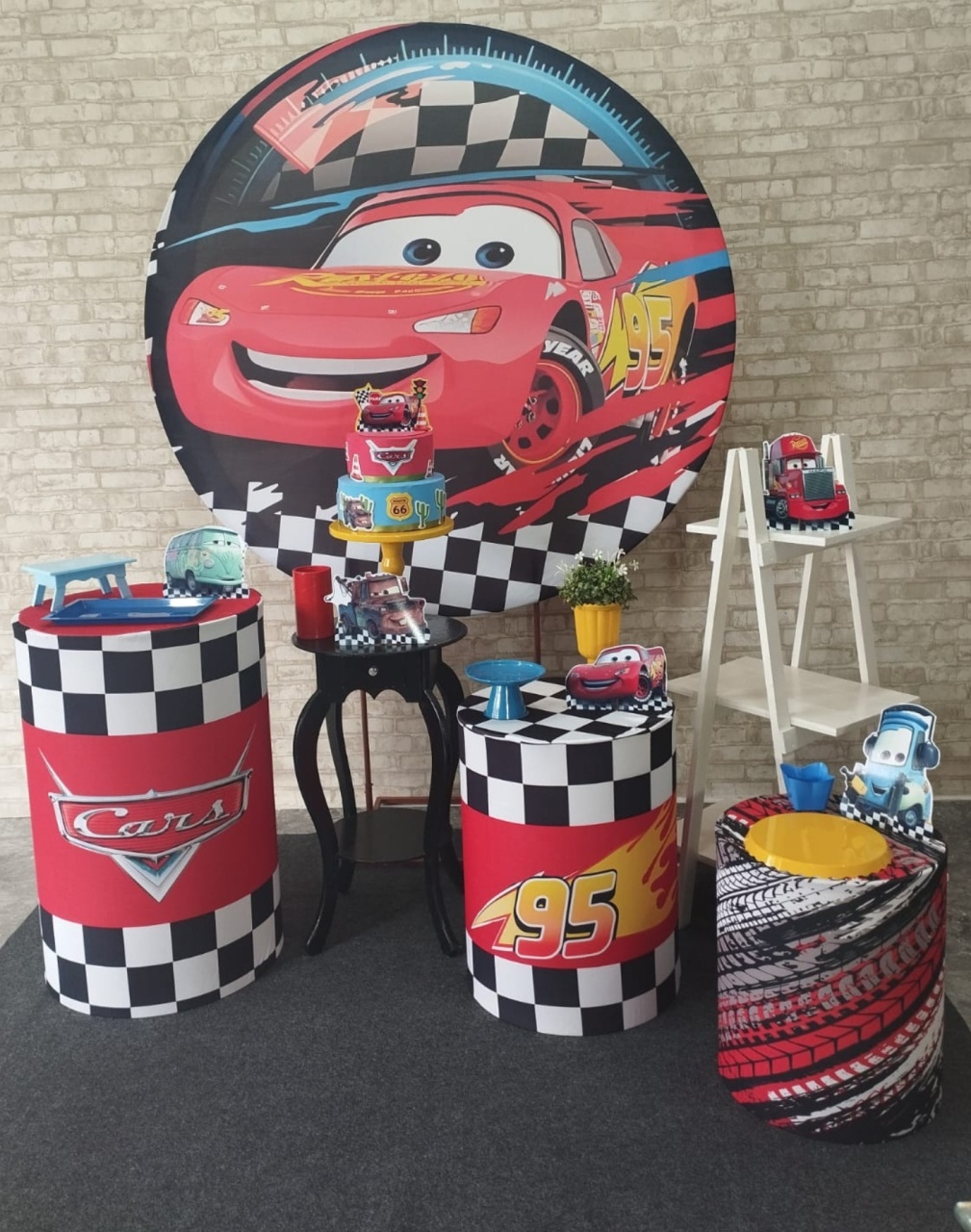Alugar Tema Para Decoração de Festa Carros (Modelo 2) - Majas Pegue e Monte
