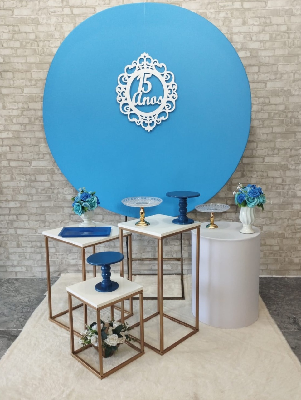 Alugar Tema Para Decoração de Festa 15 Anos Azul Com Branco (Modelo 1) - Majas Pegue e Monte