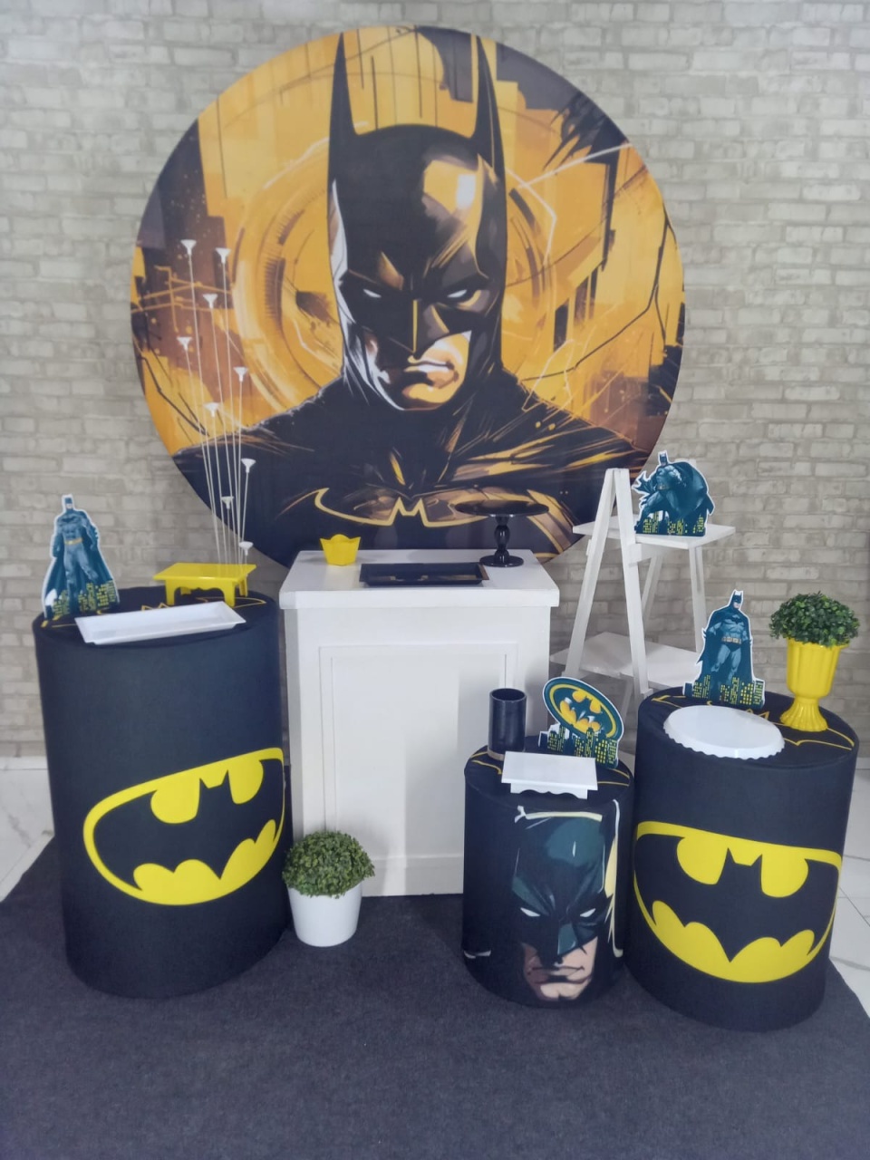 Alugue Tema Para Decoração de Festa Batman (Modelo 3) - Majas Pegue e Monte