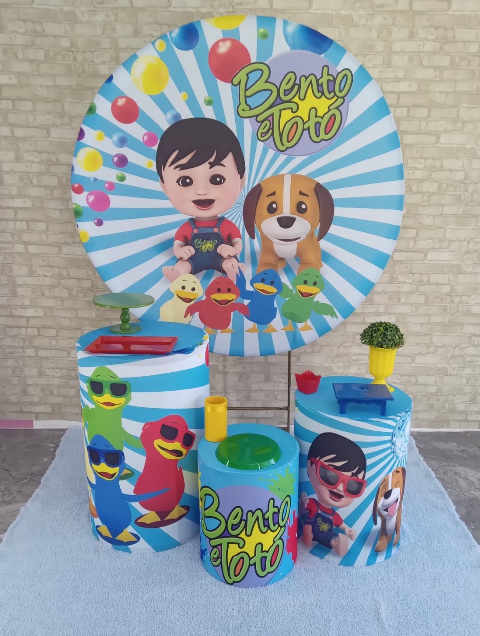 Alugue Tema Para Decoração de Festa Bento E Totó (Modelo 1) - Majas Pegue e Monte