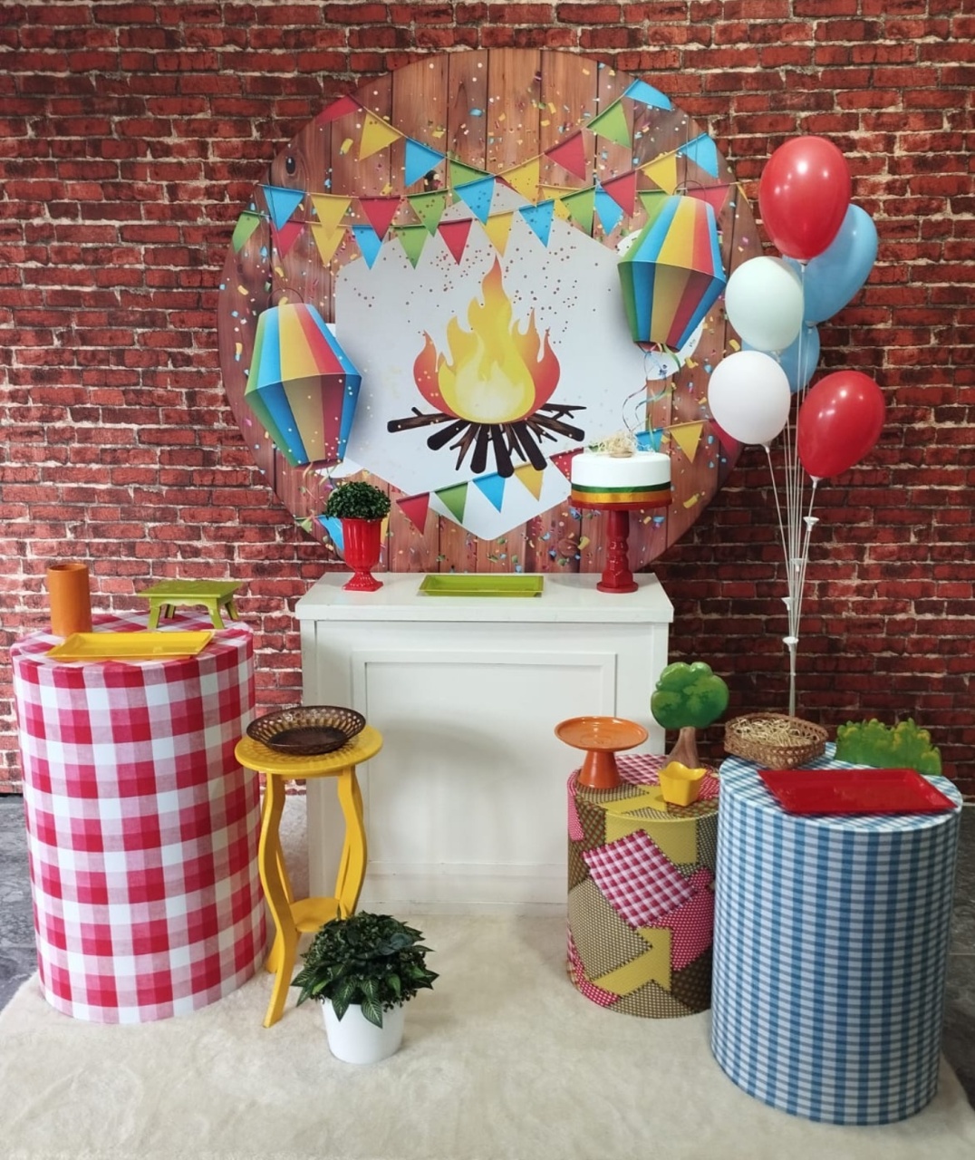 Alugar Tema Para Decoração de Festa Junina Arraial (Modelo 3) - Majas Pegue e Monte