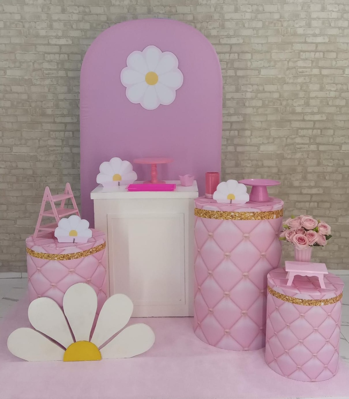 Alugue Tema Para Decoração de Festa Margaridas Rosa (Modelo 2) - Majas Pegue e Monte