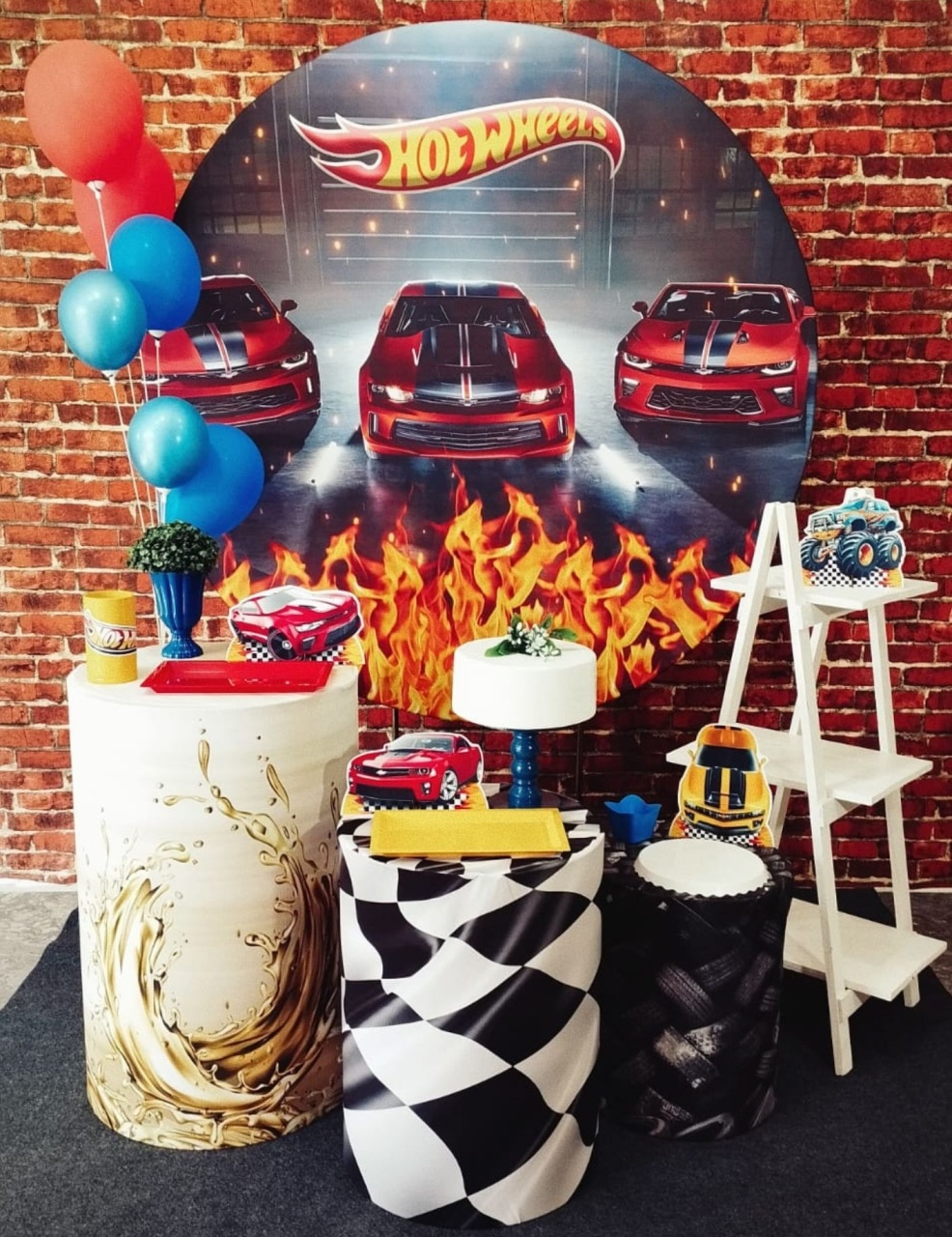 Alugar Tema Para Decoração de Festa Hot Wheels (Modelo 2) - Majas Pegue e Monte