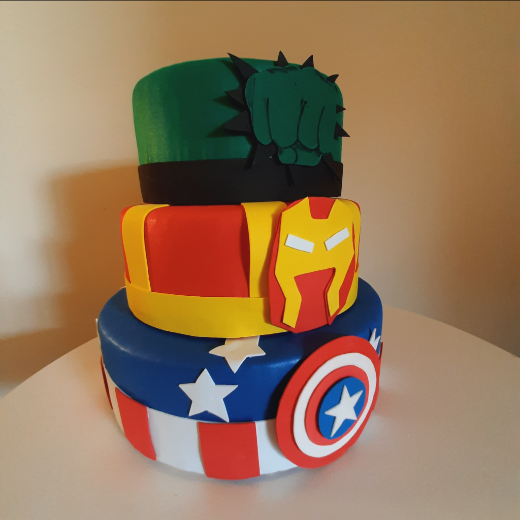 Bolo Fake Vingadores - Maluhe decorações 