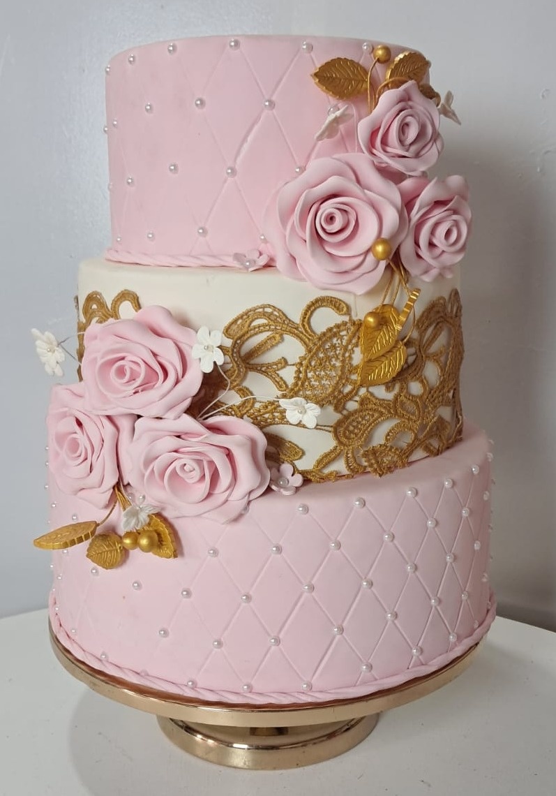 Bolo Fake de Flores Rosa Candy E Dourado - Stefane Sales 