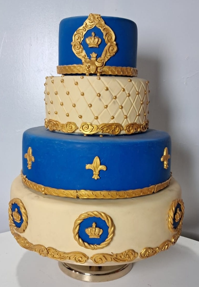 Bolo Fake de Príncipe Azul E Dourado - Stefane Sales 