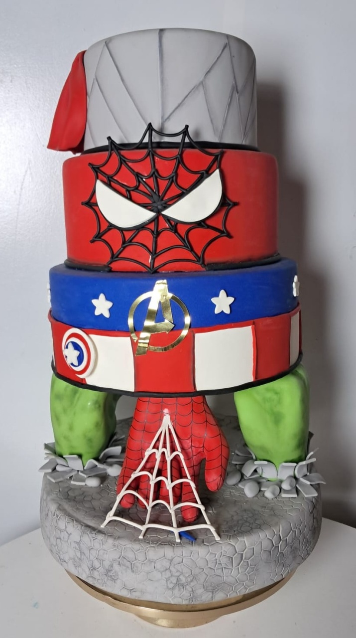 Bolo Fake dos Vingadores - Stefane Sales 