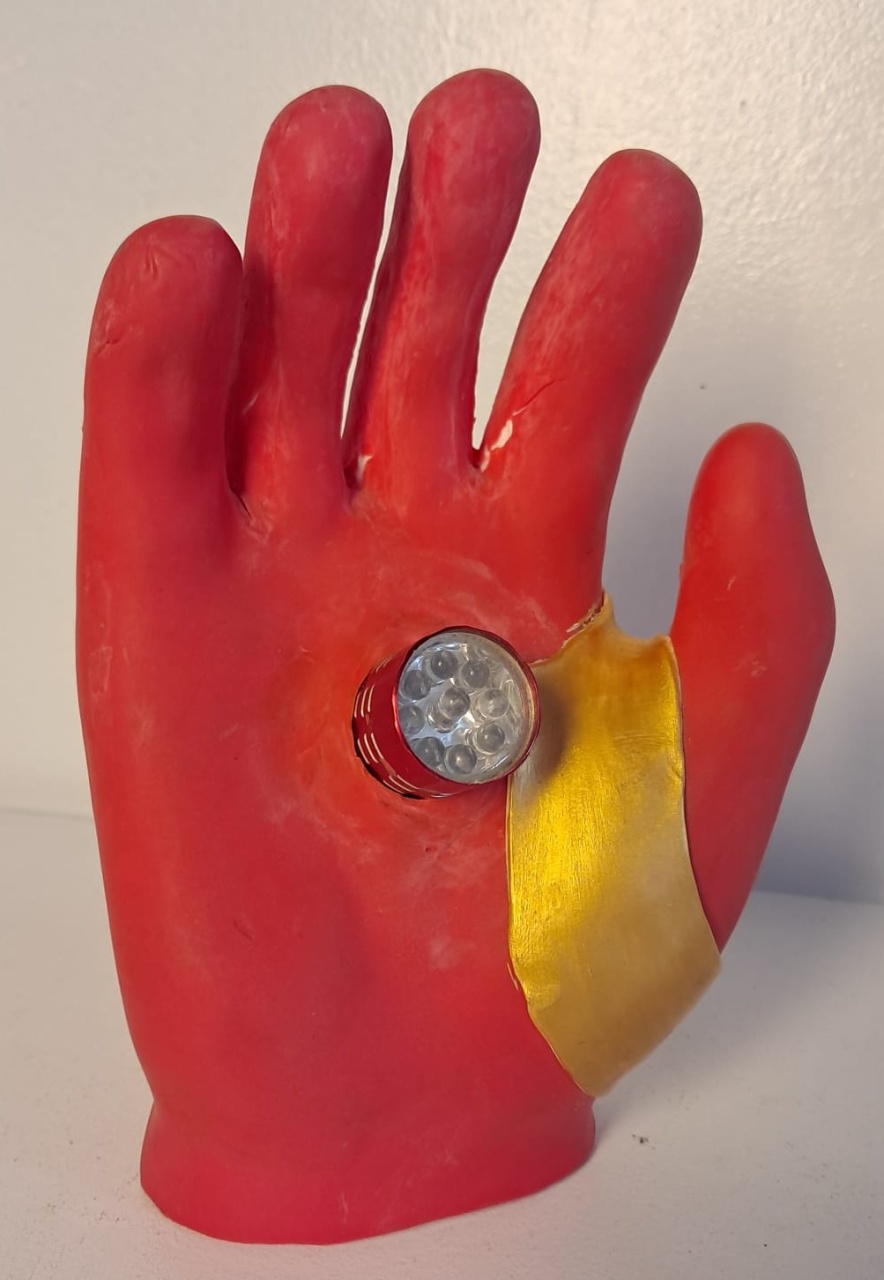 Mão Do Homem de Ferro de Biscuit E Led - Stefane Sales 
