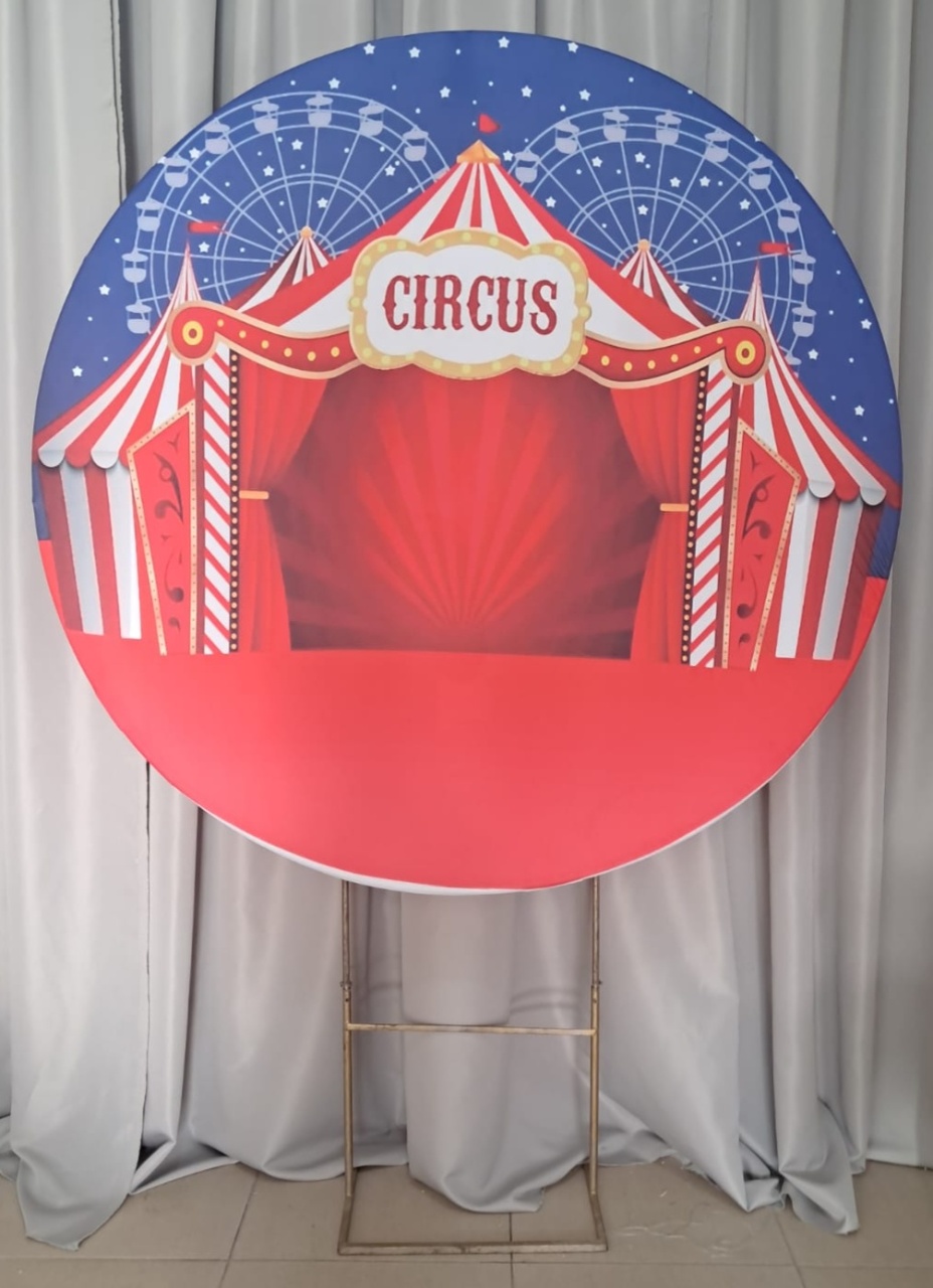 Painel Circo Vermelho No Parque de Diversões - Stefane Sales 