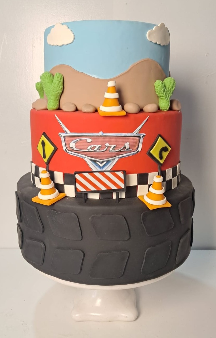 Bolo Fake dos Carros Disney - Stefane Sales 