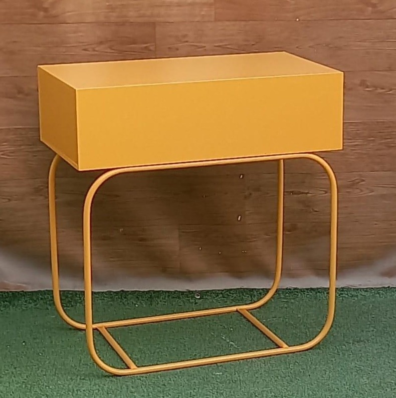 Mesa de Ferro Laranja - Stefane Sales 