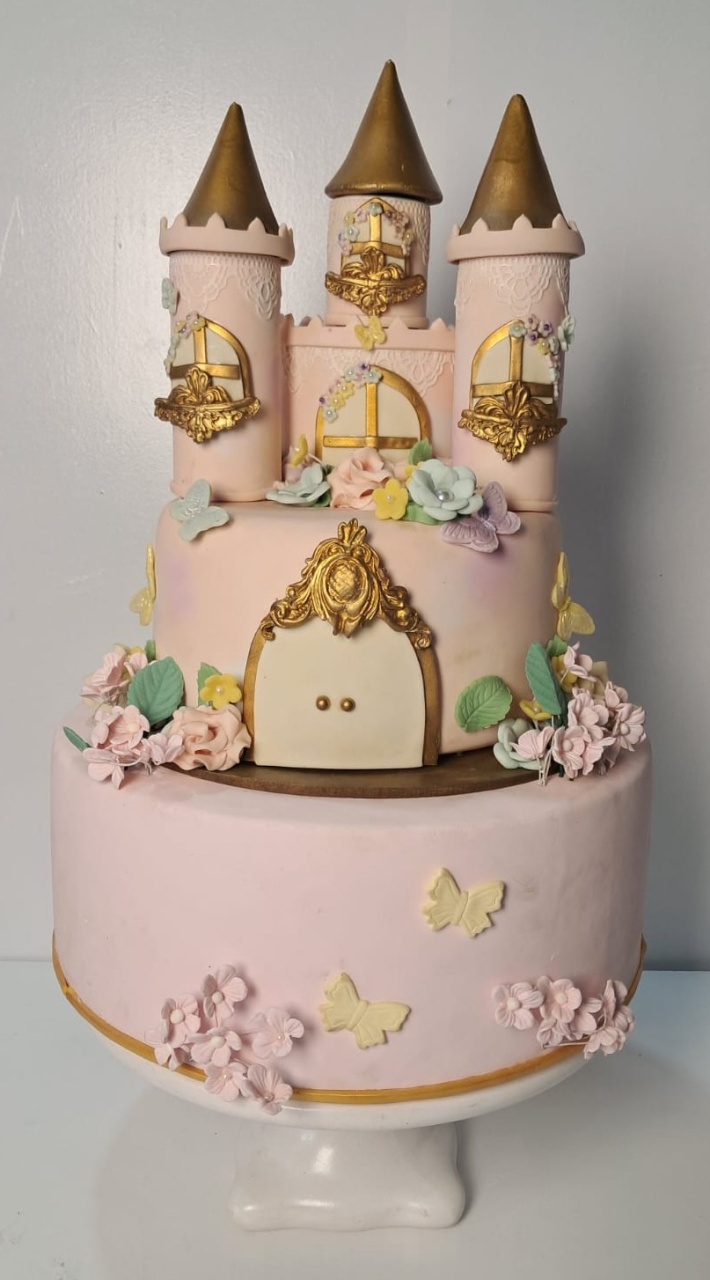 Bolo Fake de Castelo Mágico Rosa Com Dourado - Stefane Sales 