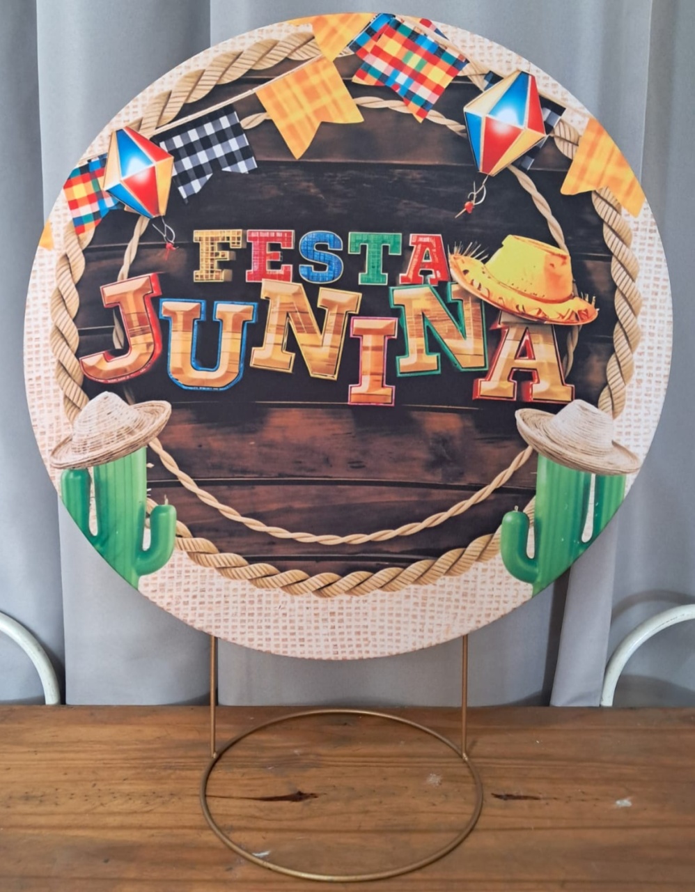 Painel de Mesa Festa Junina Fundo de Madeira E Bandeirinhas - Stefane Sales 
