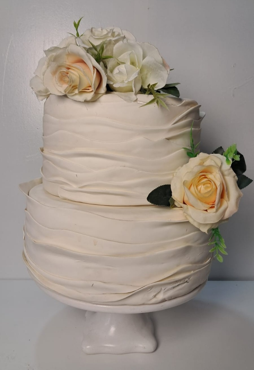 Bolo Fake Elegante Branco Com Flores - Stefane Sales 