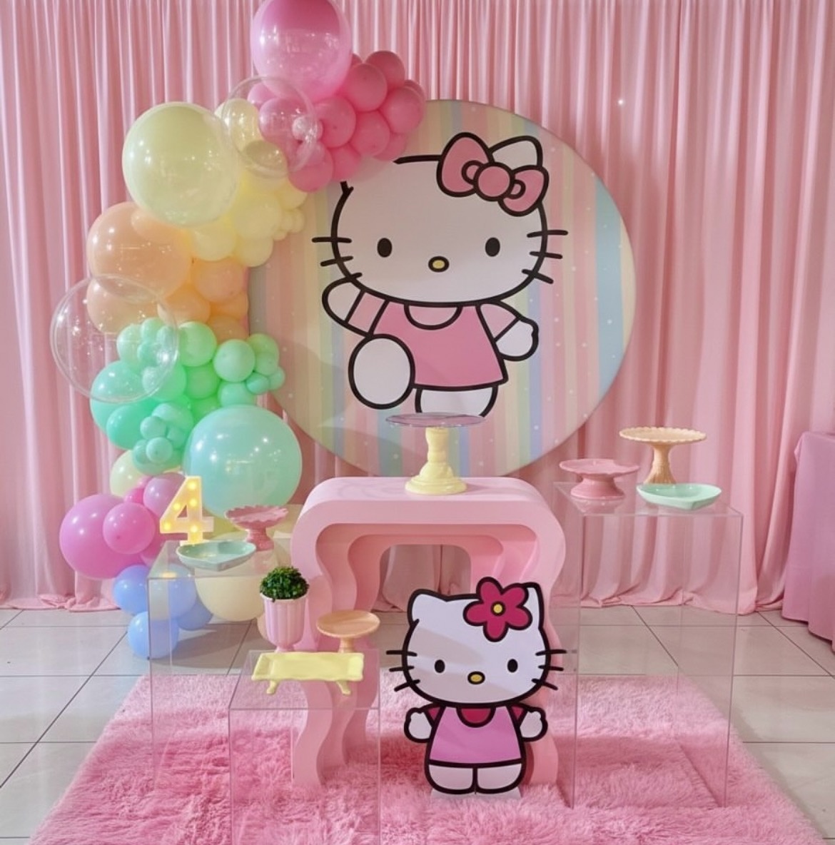Decoração Hellokitty - Mesas Transparentes  - Me Pegue Monte
