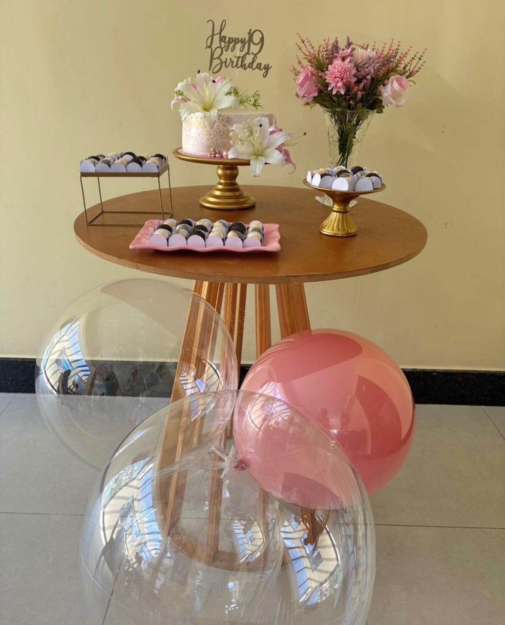 Decoração de Mesa Intimista Com Balão  - Me Pegue Monte