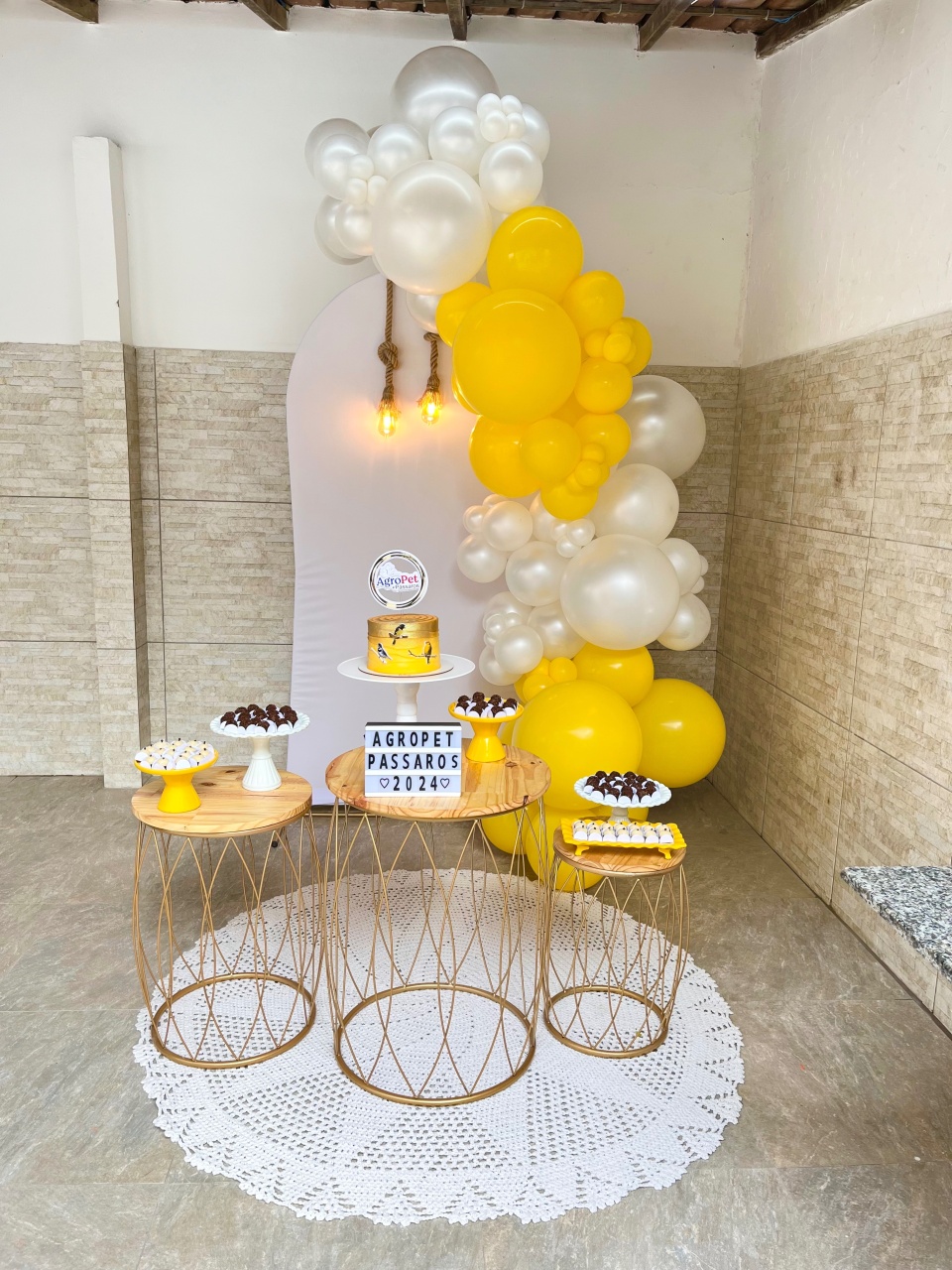 Decoração Amarelo E Branco Perolado  - Me Pegue Monte