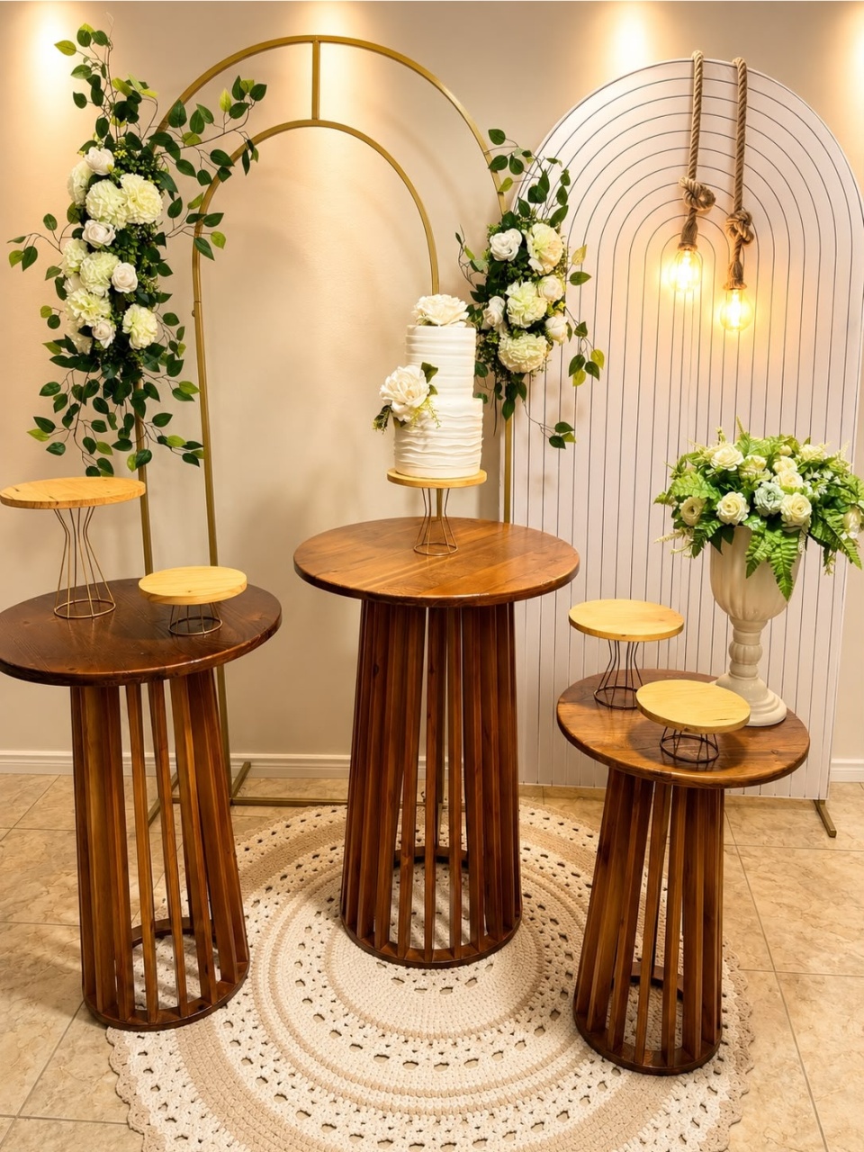 Alugue Pegue Monte Para Decoração de Festa Tema Casamento Mesa Ripada Redonda Rustico - Catálogo Digital Big Day 