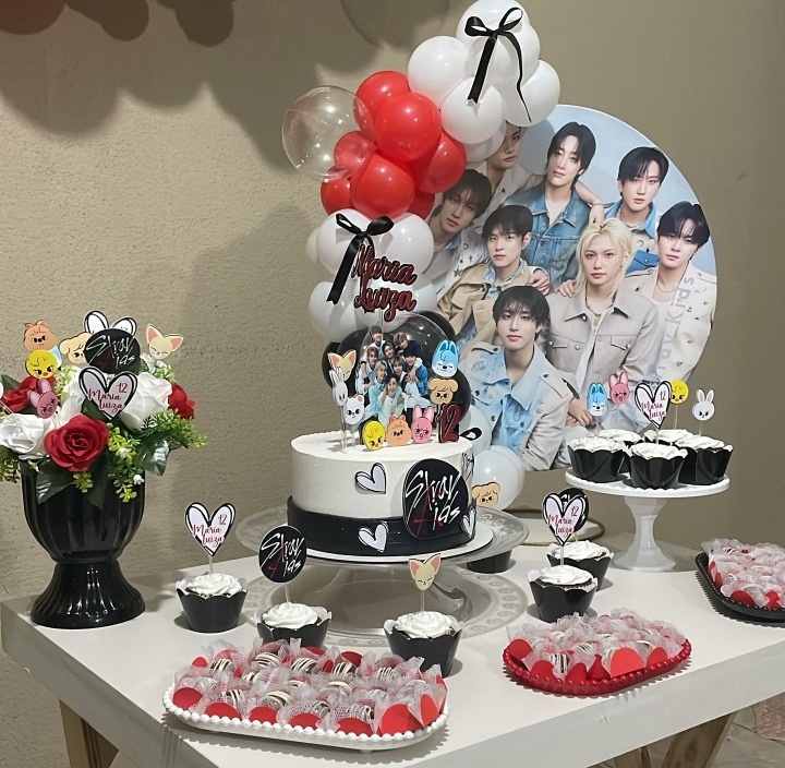 Alugue Festa Na Mesa Stray Kids 2 - Catálogo Digital Big Day 