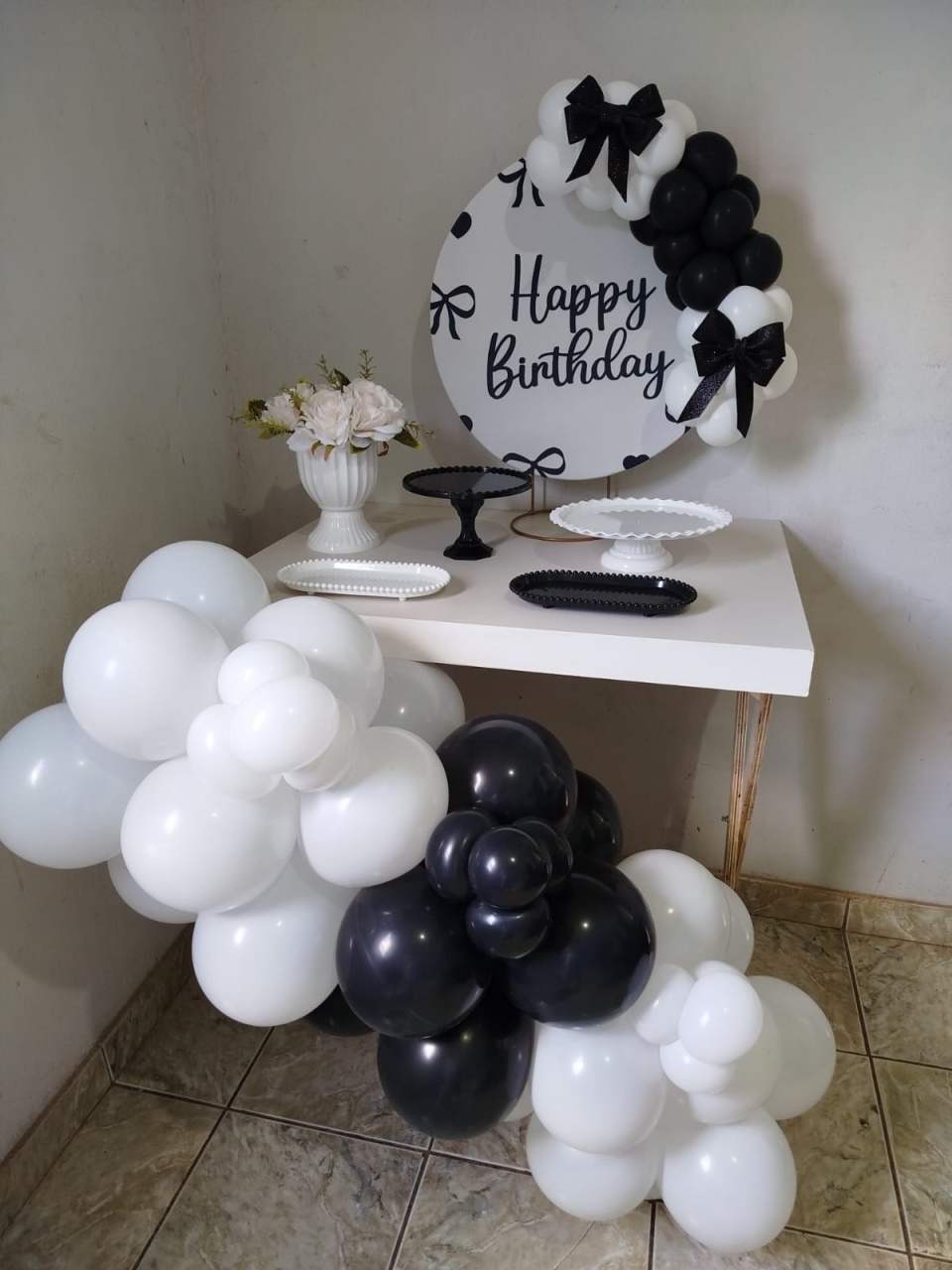 Alugue Festa Na Mesa Laços Branco/Preto - Catálogo Digital Big Day 