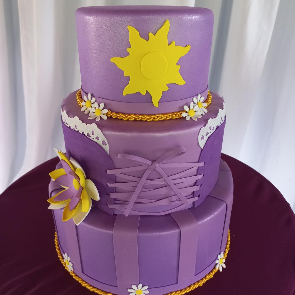 Bolo Fake Rapunzel - alegria em festa