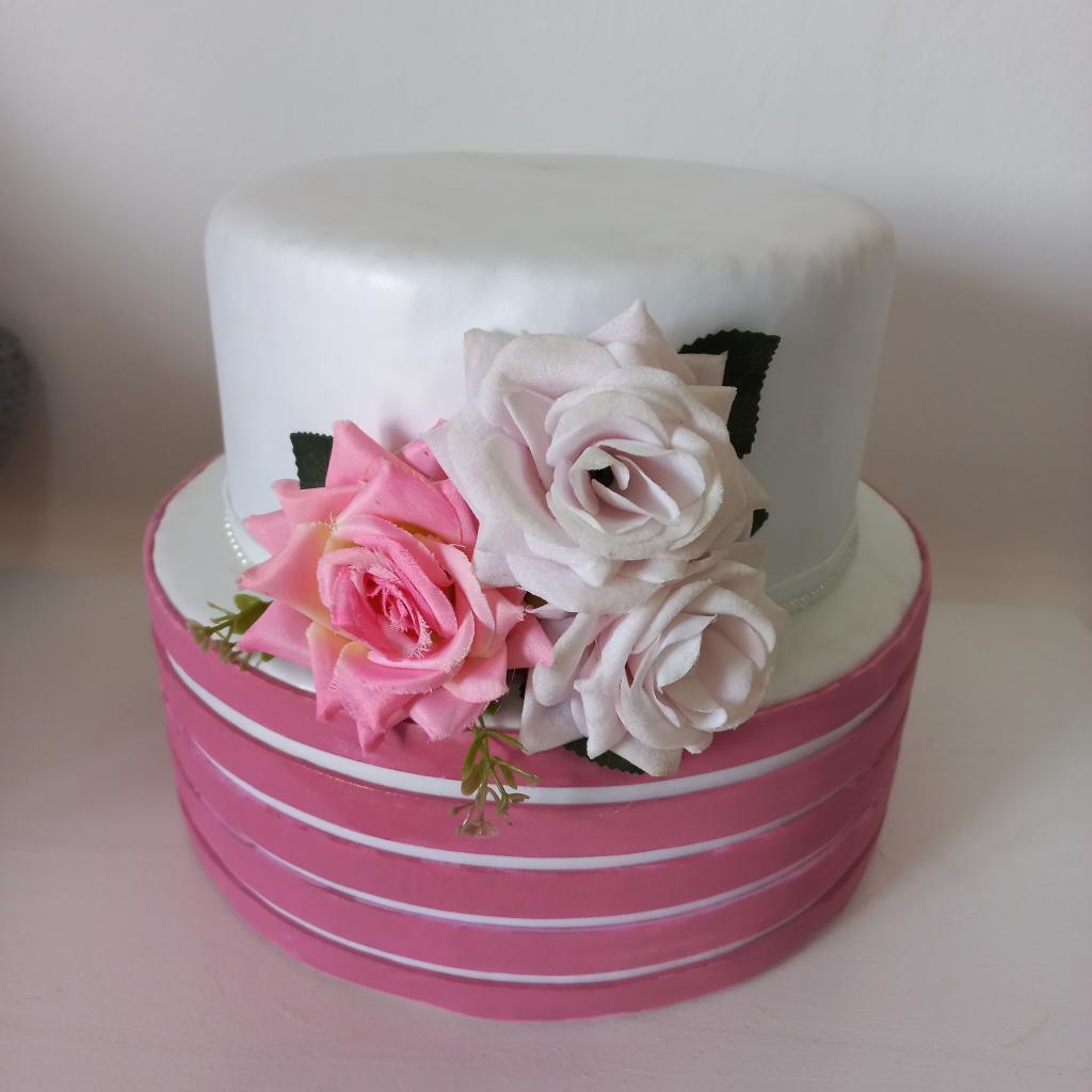 Bolo Fake Branco Com Listas Rose E Flores - alegria em festa